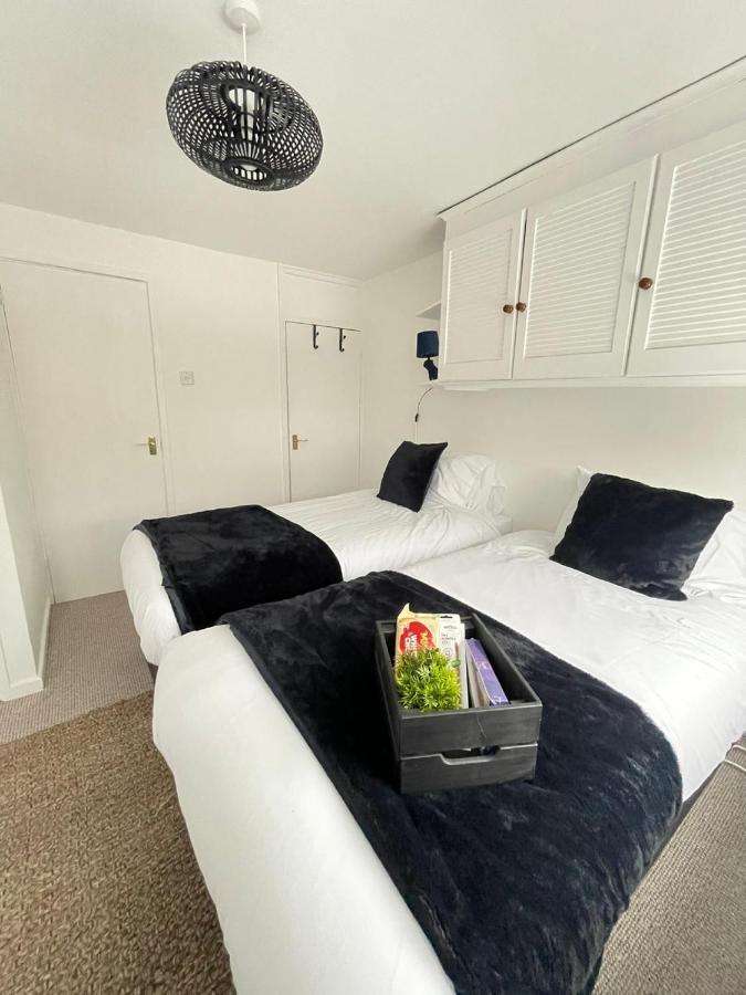 Lovely 1 Bed Home Near Hospital, With Parking & Garden Work Contractor Leisure, Sapphire CBG Exterior photo