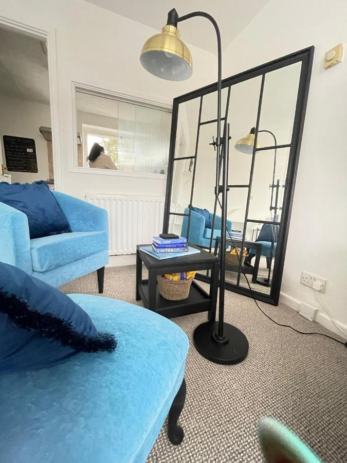 Lovely 1 Bed Home Near Hospital, With Parking & Garden Work Contractor Leisure, Sapphire CBG Exterior photo