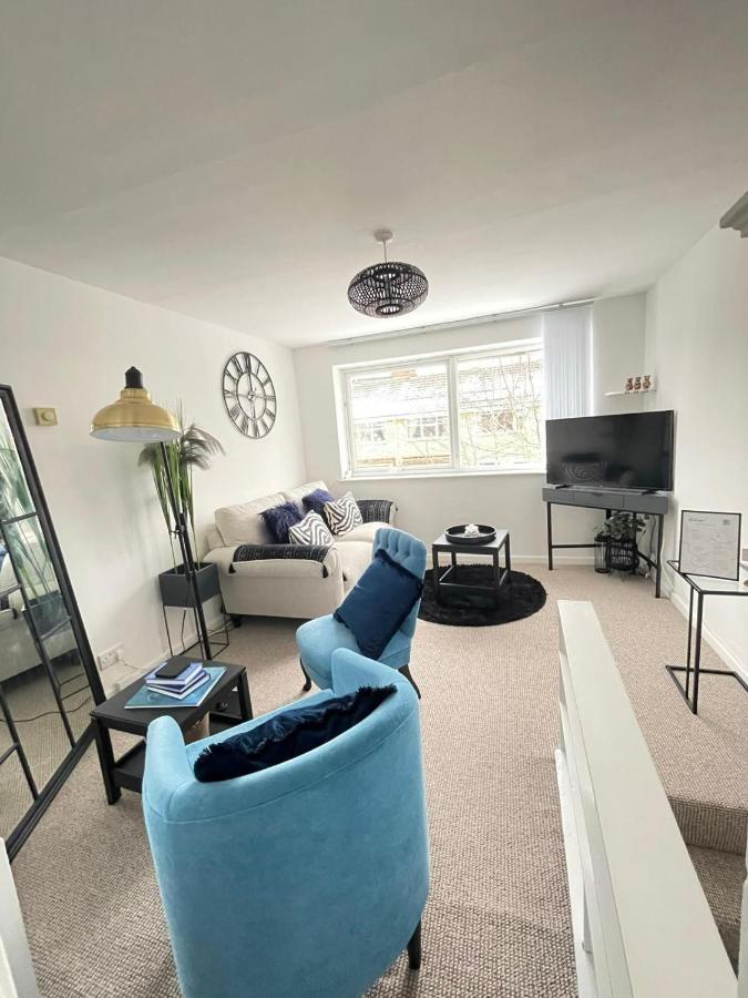 Lovely 1 Bed Home Near Hospital, With Parking & Garden Work Contractor Leisure, Sapphire CBG Exterior photo