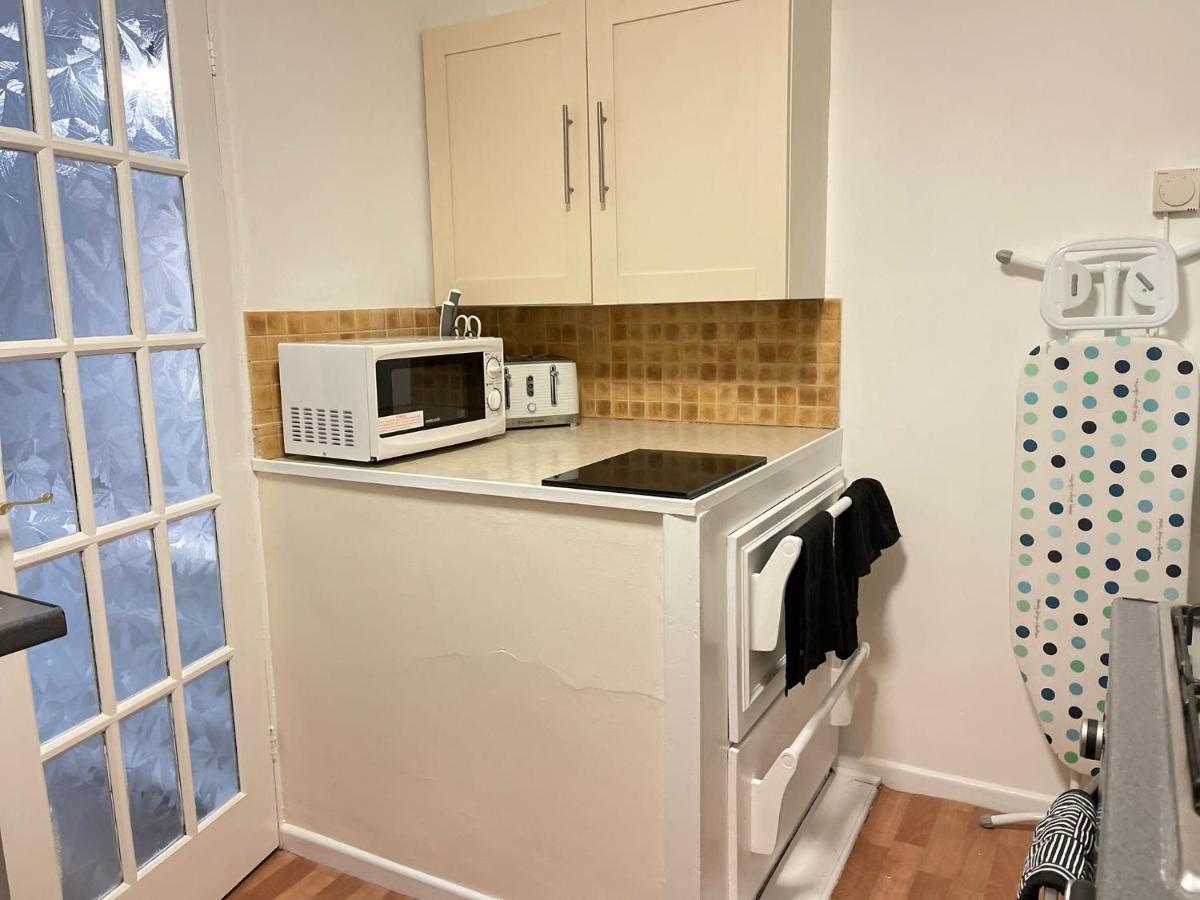 Lovely 1 Bed Home Near Hospital, With Parking & Garden Work Contractor Leisure, Sapphire CBG Exterior photo