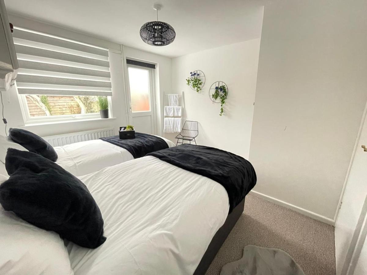 Lovely 1 Bed Home Near Hospital, With Parking & Garden Work Contractor Leisure, Sapphire CBG Exterior photo