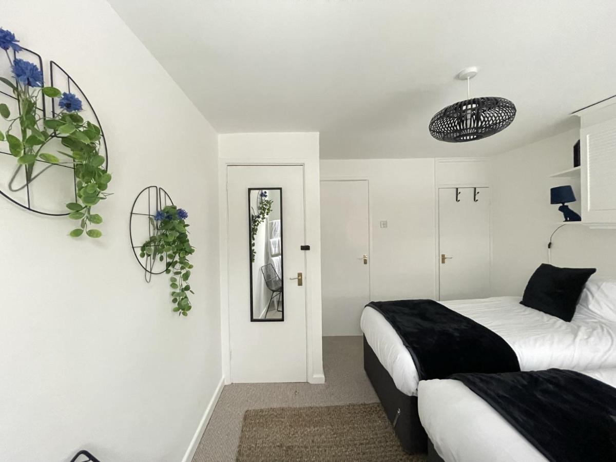 Lovely 1 Bed Home Near Hospital, With Parking & Garden Work Contractor Leisure, Sapphire CBG Exterior photo
